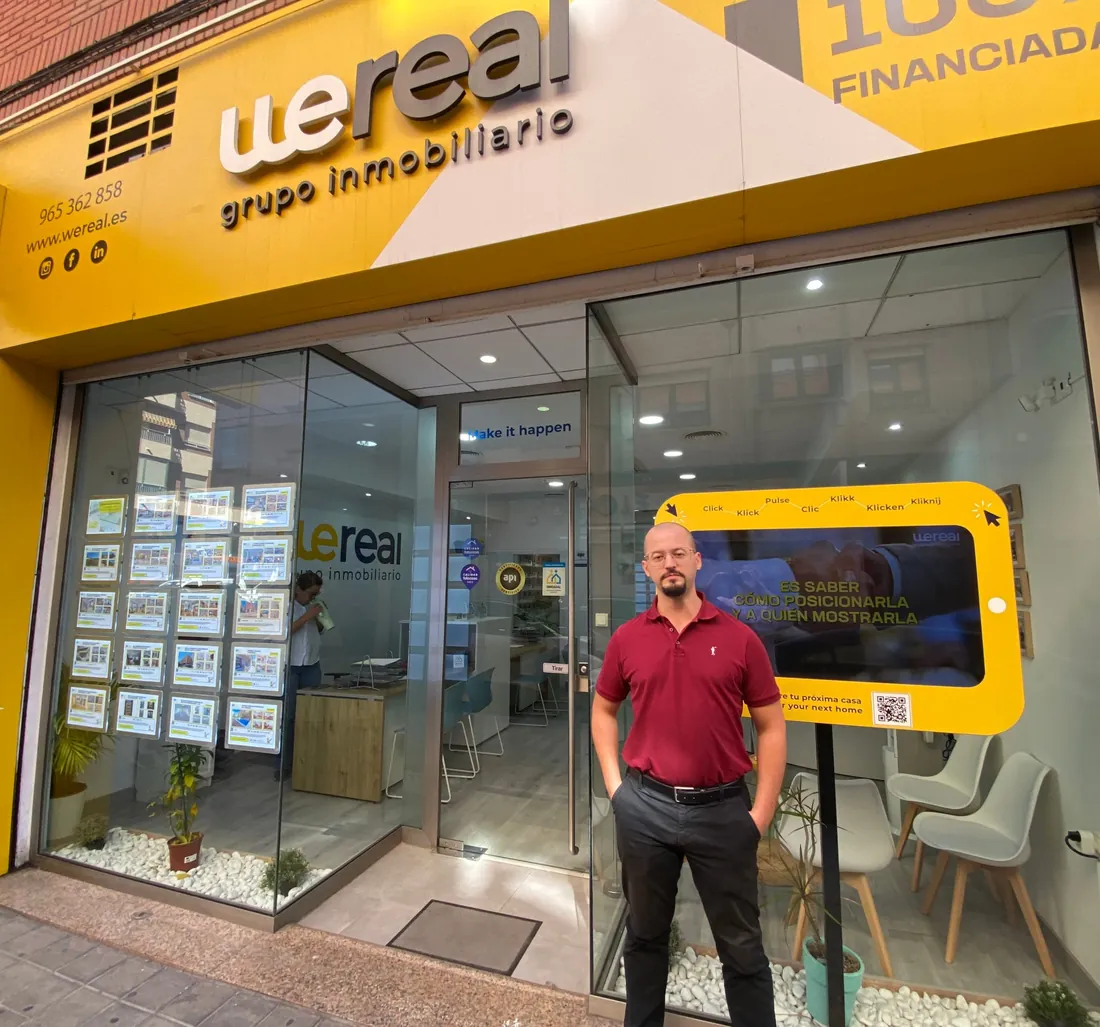 Fachada de la oficina de Wereal Grupo Inmobiliario en Alicante con Víctor Dabat Aracil
