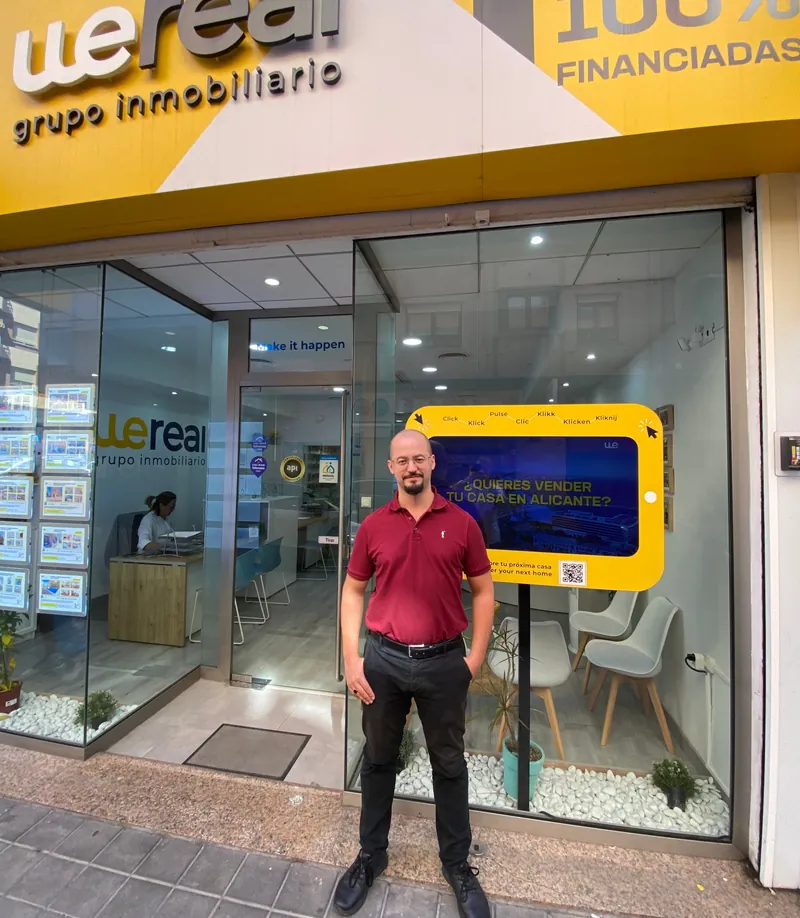 Víctor Dabat Aracil en la puerta de la oficina de Wereal Grupo Inmobiliario en el centro de Alicante